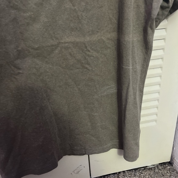 Uniqlo U t shirt in a khaki/green/olive color - Picture 4 of 5